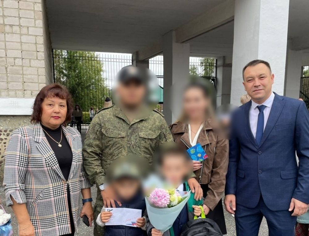 Поздравили детей наших сотрудников - участников СВО, с началом учебного года
